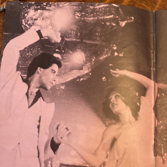Saturday Night Fever book from 1977 with cast and music details. - Picture 5 of 5